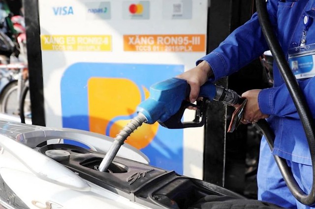 Giá xăng có thể tiếp tục giảm vào chiều 18/12 - Ảnh 1.