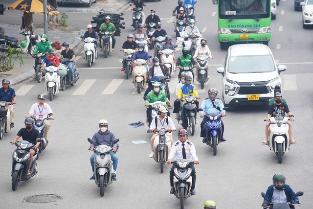 Giám đốc đối ngoại Grab: Tài xế công nghệ là nhóm yếu thế, Nhà nước nên xem xét hỗ trợ từ 10- 20 triệu đồng/người để mua xe điện - Ảnh 2.