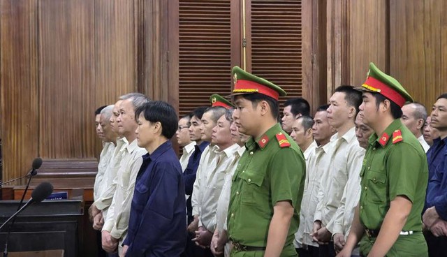 Buôn lậu 1,7 triệu lít dầu, ông chủ Saigon Transco lĩnh 13 năm tù - Ảnh 1.