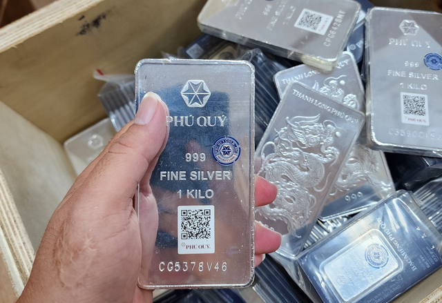 Loạn giá bạc 'sang tay' - Ảnh 2.