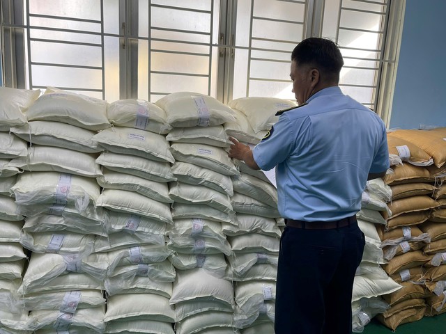 Cao điểm chống hàng giả, hàng kém chất lượng cuối năm: QLTT cả nước đồng loạt ra quân, thu giữ hơn 2,2 tấn lá thuốc, gần 5 tấn thịt bẩn, hàng nghìn sản phẩm vi phạm  - Ảnh 2.