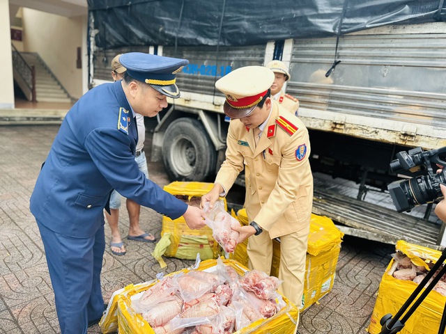 Cao điểm chống hàng giả, hàng kém chất lượng cuối năm: QLTT cả nước đồng loạt ra quân, thu giữ hơn 2,2 tấn lá thuốc, gần 5 tấn thịt bẩn, hàng nghìn sản phẩm vi phạm  - Ảnh 3.