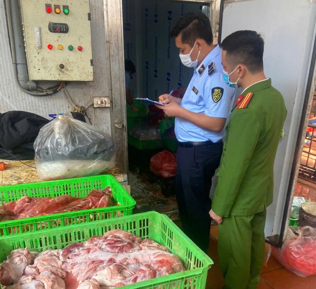 Cao điểm chống hàng giả, hàng kém chất lượng cuối năm: QLTT cả nước đồng loạt ra quân, thu giữ hơn 2,2 tấn lá thuốc, gần 5 tấn thịt bẩn, hàng nghìn sản phẩm vi phạm  - Ảnh 5.