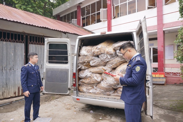 Cao điểm chống hàng giả, hàng kém chất lượng cuối năm: QLTT cả nước đồng loạt ra quân, thu giữ hơn 2,2 tấn lá thuốc, gần 5 tấn thịt bẩn, hàng nghìn sản phẩm vi phạm  - Ảnh 4.