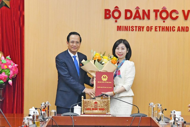 Bộ Dân tộc và Tôn giáo trao quyết định bổ nhiệm 2 cán bộ - Ảnh 1.