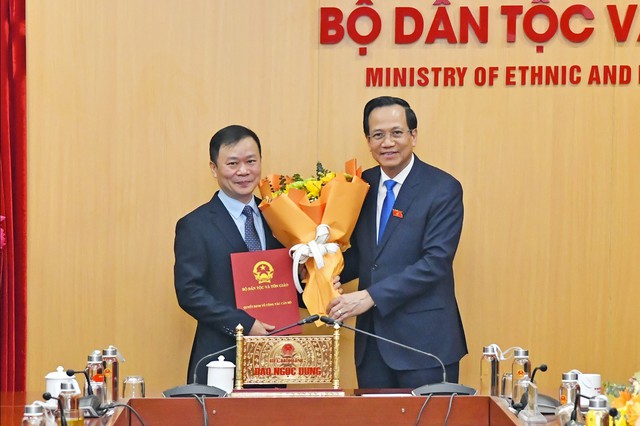 Bộ Dân tộc và Tôn giáo trao quyết định bổ nhiệm 2 cán bộ - Ảnh 2.