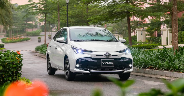 Toyota "mạnh tay" cuối năm, miễn 100% lệ phí trước bạ cho Camry, Vios và loạt xe chiến lược - Ảnh 1.