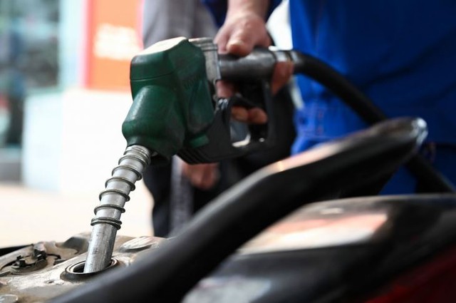 Giá xăng giảm về dưới 19.000 đồng/lít trong ngày cuối năm 2025 - Ảnh 1.