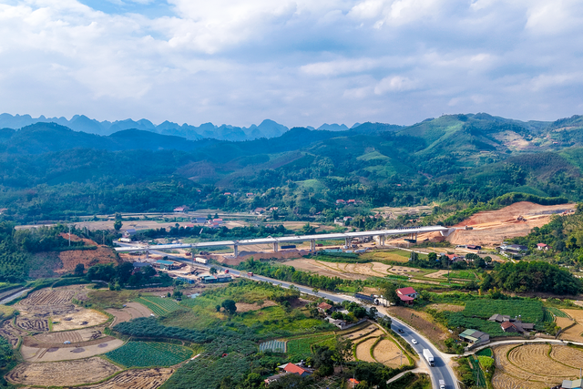 Liên danh Đèo Cả huy động 2.754 người, 1.241 thiết bị, 'dồn lực' thông tuyến cao tốc 11.000 tỷ đồng - Ảnh 1.