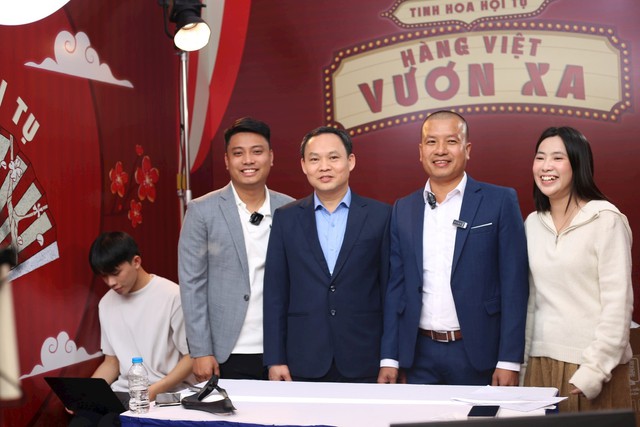 Bí thư xã tự lập fanpage, rủ bạn học cũ dạy bà con livestream, giúp "vùng đất trăm nghề" thu về 5.000 tỷ - Ảnh 3.