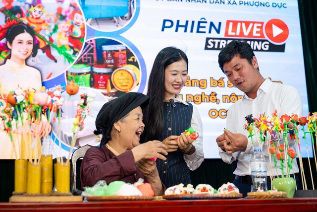 Bí thư xã tự lập fanpage, rủ bạn học cũ dạy bà con livestream, giúp "vùng đất trăm nghề" thu về 5.000 tỷ - Ảnh 2.