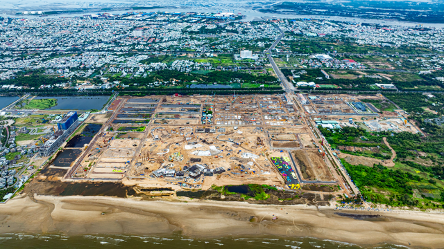 Tiến độ gây sốc tại đại đô thị lớn nhất của Sun Group ở Vũng Tàu: hơn 4.000 nhân sự làm 24/24, công viên nước lớn nhất miền Nam sắp mở, giá nhà phố vượt 200 triệu/m - Ảnh 1.