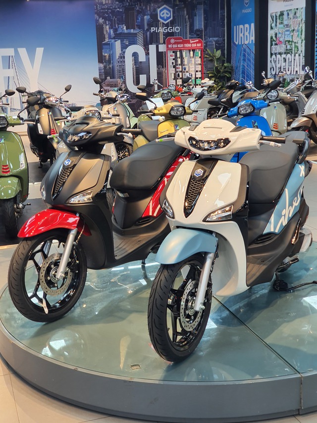 'Vua xe ga' 125cc của Ý vừa về đại lý Việt đã giảm giá mạnh: Nâng cấp loạt trang bị, ăn 2,19 lít/100km - cạnh tranh trực tiếp với SH Mode- Ảnh 6.