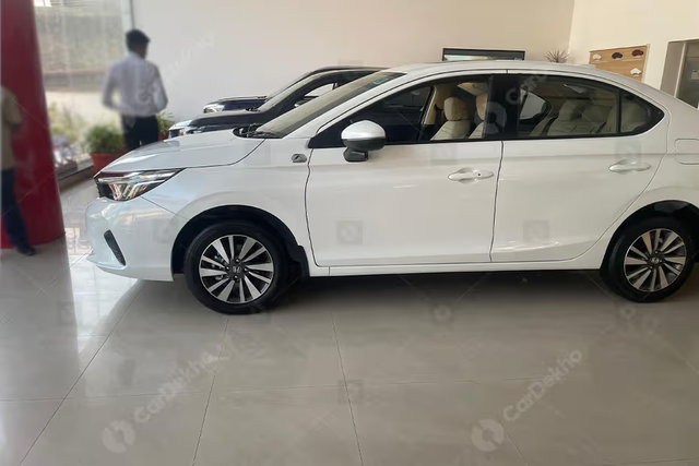 Honda City bản đặc biệt về đại lý: Nội thất cao cấp hơn, gây sốt với giá tương đương 365 triệu đồng - rẻ ngang Grand i10
- Ảnh 1.