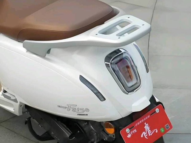 Xe ga rẻ nhất phân khúc 150cc: Trang bị phanh ABS như SH, ăn 2,5 lít/100km, giá từ 19 triệu đồng - rẻ ngang Wave Alpha- Ảnh 2. Xe ga rẻ nhất phân khúc 150cc: Trang bị phanh ABS như SH, ăn 2,5 lít/100km, giá từ 19 triệu đồng - rẻ ngang Wave Alpha- Ảnh 2.