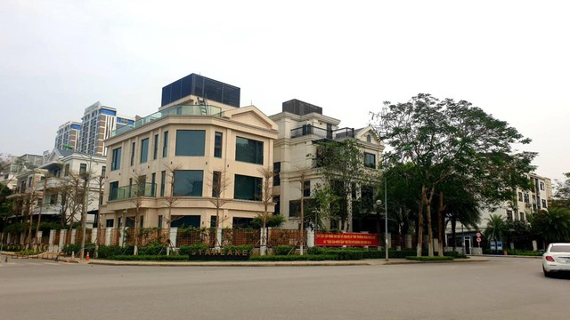 Sống tại khu biệt thự trăm tỷ mỗi căn, cư dân khu nhà giàu bậc nhất Hà Nội cũng có hành động ít ai ngờ tới- Ảnh 4. Sống tại khu biệt thự trăm tỷ mỗi căn, cư dân khu nhà giàu bậc nhất Hà Nội cũng có hành động ít ai ngờ tới- Ảnh 4.
