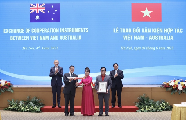 Tà áo dài truyền cảm hứng kết nối và mở rộng hợp tác toàn cầu- Ảnh 2. Tà áo dài truyền cảm hứng kết nối và mở rộng hợp tác toàn cầu- Ảnh 2.