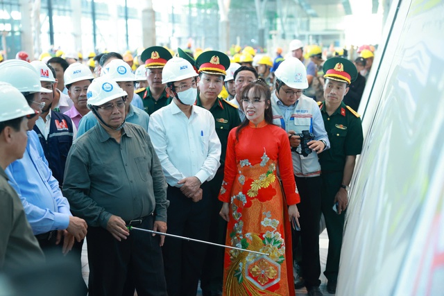 Tà áo dài truyền cảm hứng kết nối và mở rộng hợp tác toàn cầu- Ảnh 9. Tà áo dài truyền cảm hứng kết nối và mở rộng hợp tác toàn cầu- Ảnh 9.