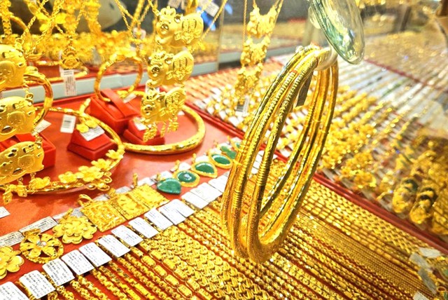 Giá vàng tăng vọt sau khi Mỹ hoãn áp thuế trong 90 ngày- Ảnh 1.