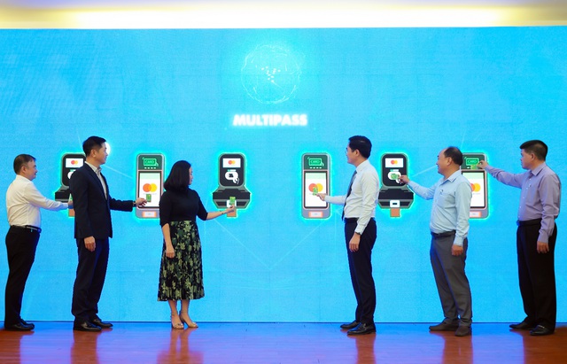 Sacombank đồng hành cùng Sở Giao thông Công chánh TP.HCM triển khai giải pháp thanh toán không tiền mặt cho hệ thống xe buýt công cộng- Ảnh 4. Sacombank đồng hành cùng Sở Giao thông Công chánh TP.HCM triển khai giải pháp thanh toán không tiền mặt cho hệ thống xe buýt công cộng- Ảnh 4.
