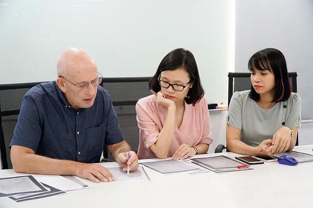 Sách trắng EuroCham 2025: "Giấy phép lao động cho người nước ngoài là rào cản vô hình trong việc thu hút đầu tư"- Ảnh 1.