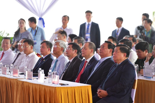 Con trai của tỷ phú Phạm Nhật Vượng xuất hiện tại lễ khởi công siêu đô thị lấn biển lớn nhất Việt Nam: 25 tuổi là CEO công ty cho thuê xe số một tại Việt Nam, là cổ đông lớn của công ty năng lượng vừa thành lập- Ảnh 1. Con trai của tỷ phú Phạm Nhật Vượng xuất hiện tại lễ khởi công siêu đô thị lấn biển lớn nhất Việt Nam: 25 tuổi là CEO công ty cho thuê xe số một tại Việt Nam, là cổ đông lớn của công ty năng lượng vừa thành lập- Ảnh 1.