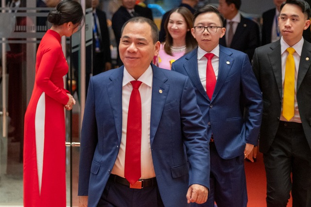 Con trai của tỷ phú Phạm Nhật Vượng xuất hiện tại lễ khởi công siêu đô thị lấn biển lớn nhất Việt Nam: 25 tuổi là CEO công ty cho thuê xe số một tại Việt Nam, là cổ đông lớn của công ty năng lượng vừa thành lập- Ảnh 4. Con trai của tỷ phú Phạm Nhật Vượng xuất hiện tại lễ khởi công siêu đô thị lấn biển lớn nhất Việt Nam: 25 tuổi là CEO công ty cho thuê xe số một tại Việt Nam, là cổ đông lớn của công ty năng lượng vừa thành lập- Ảnh 4.