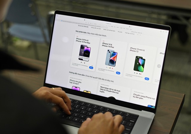 Ai cũng phải bán hàng online: Hàng của Apple thu về hơn 1.700 tỷ đồng từ các sàn, Samsung, Xiaomi cũng 'bỏ túi' hàng trăm tỷ đồng- Ảnh 1. Ai cũng phải bán hàng online: Hàng của Apple thu về hơn 1.700 tỷ đồng từ các sàn, Samsung, Xiaomi cũng 'bỏ túi' hàng trăm tỷ đồng- Ảnh 1.