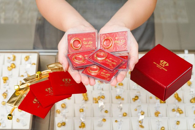 Cập nhật giá vàng hôm nay ngày 23/4: SJC 'hạ nhiệt' còn 121 triệu đồng/lượng- Ảnh 1. Cập nhật giá vàng hôm nay ngày 23/4: SJC 'hạ nhiệt' còn 121 triệu đồng/lượng- Ảnh 1.