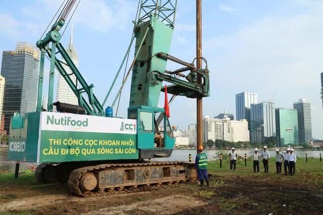 Chính thức khoan mũi cọc đầu tiên tại cầu đi bộ vượt sông Sài Gòn trị giá 1.000 tỷ: Chuyên gia nhận xét 'khó làm và chưa từng có ở đâu trên thế giới'- Ảnh 1.