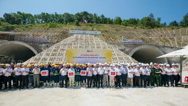 Tin vui về cao tốc 88km hơn 20.000 tỷ đồng: Nhánh hầm dài 3,2km được Đèo Cả đào thông, vượt tiến độ nhờ công nghệ đặc biệt- Ảnh 1. Tin vui về cao tốc 88km hơn 20.000 tỷ đồng: Nhánh hầm dài 3,2km được Đèo Cả đào thông, vượt tiến độ nhờ công nghệ đặc biệt- Ảnh 1.