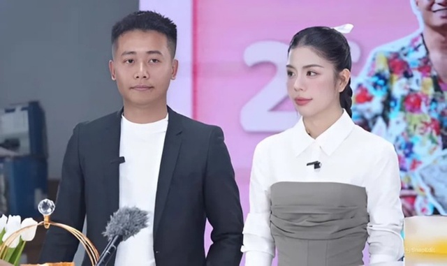 Khởi tố Quang Linh Vlog và Hằng Du mục- Ảnh 1. Khởi tố Quang Linh Vlog và Hằng Du mục- Ảnh 1.