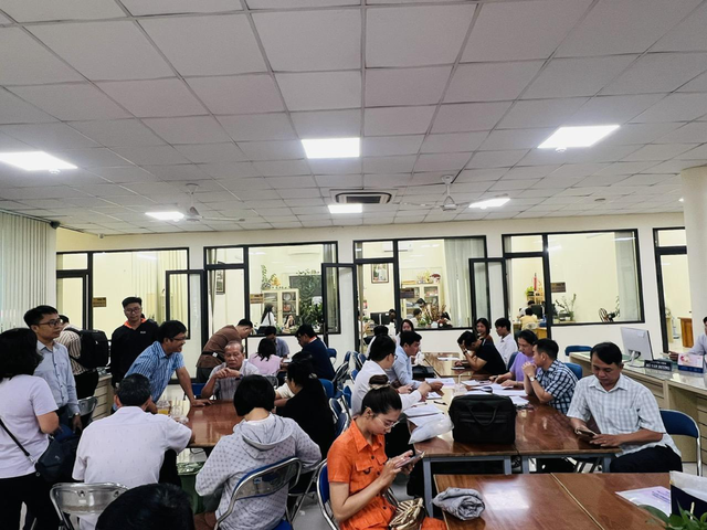“Thời đến” với đất tỉnh: Phòng công chứng bắt đầu đông đúc trở lại, khách mua các nơi đổ về xem đất  - Ảnh 2.