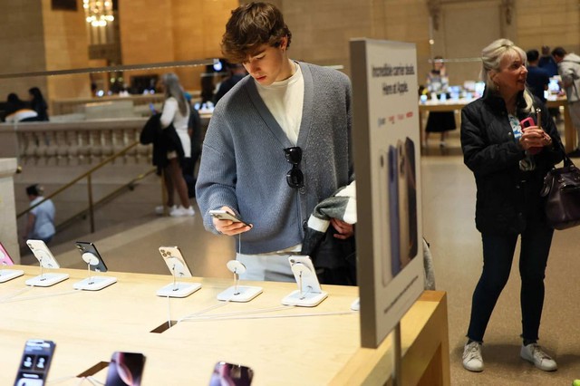 Giữa bão thuế quan, vốn hóa Apple mất 600 tỷ USD trong 3 ngày, dân tình lại ầm ầm xếp hàng đi mua iPhone - chuyện gì xảy ra?- Ảnh 1.