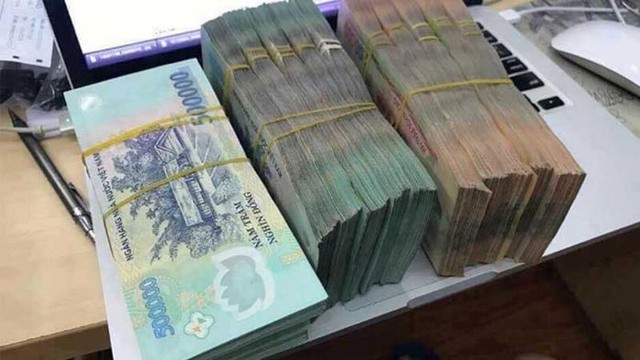 Công an tìm người đánh rơi cọc tiền mệnh giá 500.000 VND- Ảnh 1.