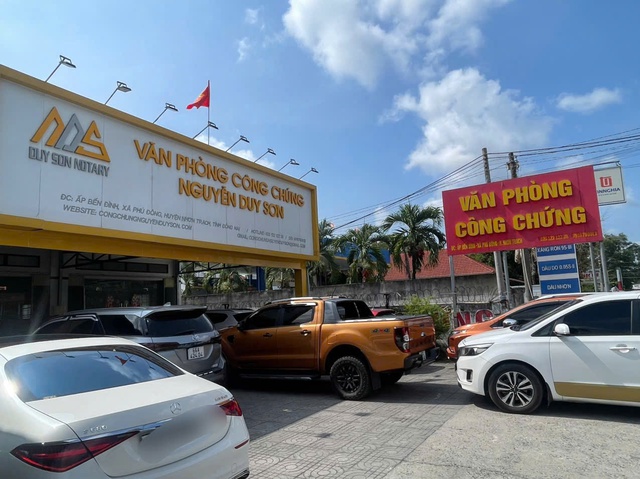 Xếp hàng từ sáng đến chiều mới được giải quyết hồ sơ, đất nền phía Nam chưa hạ nhiệt- Ảnh 5. Xếp hàng từ sáng đến chiều mới được giải quyết hồ sơ, đất nền phía Nam chưa hạ nhiệt- Ảnh 5.