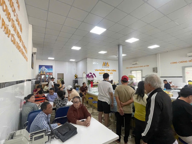 Xếp hàng từ sáng đến chiều mới được giải quyết hồ sơ, đất nền phía Nam chưa hạ nhiệt- Ảnh 6. Xếp hàng từ sáng đến chiều mới được giải quyết hồ sơ, đất nền phía Nam chưa hạ nhiệt- Ảnh 6.