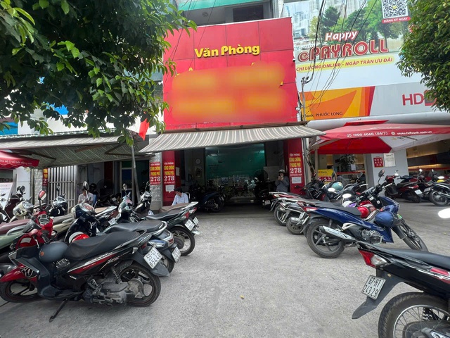 Xếp hàng từ sáng đến chiều mới được giải quyết hồ sơ, đất nền phía Nam chưa hạ nhiệt- Ảnh 8. Xếp hàng từ sáng đến chiều mới được giải quyết hồ sơ, đất nền phía Nam chưa hạ nhiệt- Ảnh 8.