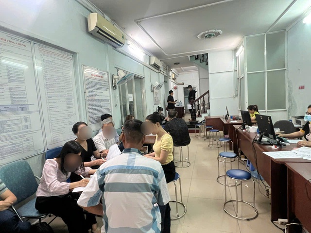Xếp hàng từ sáng đến chiều mới được giải quyết hồ sơ, đất nền phía Nam chưa hạ nhiệt- Ảnh 7. Xếp hàng từ sáng đến chiều mới được giải quyết hồ sơ, đất nền phía Nam chưa hạ nhiệt- Ảnh 7.