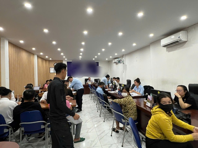 Xếp hàng từ sáng đến chiều mới được giải quyết hồ sơ, đất nền phía Nam chưa hạ nhiệt- Ảnh 11. Xếp hàng từ sáng đến chiều mới được giải quyết hồ sơ, đất nền phía Nam chưa hạ nhiệt- Ảnh 11.