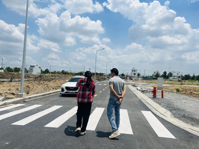 Xếp hàng từ sáng đến chiều mới được giải quyết hồ sơ, đất nền phía Nam chưa hạ nhiệt- Ảnh 12. Xếp hàng từ sáng đến chiều mới được giải quyết hồ sơ, đất nền phía Nam chưa hạ nhiệt- Ảnh 12.