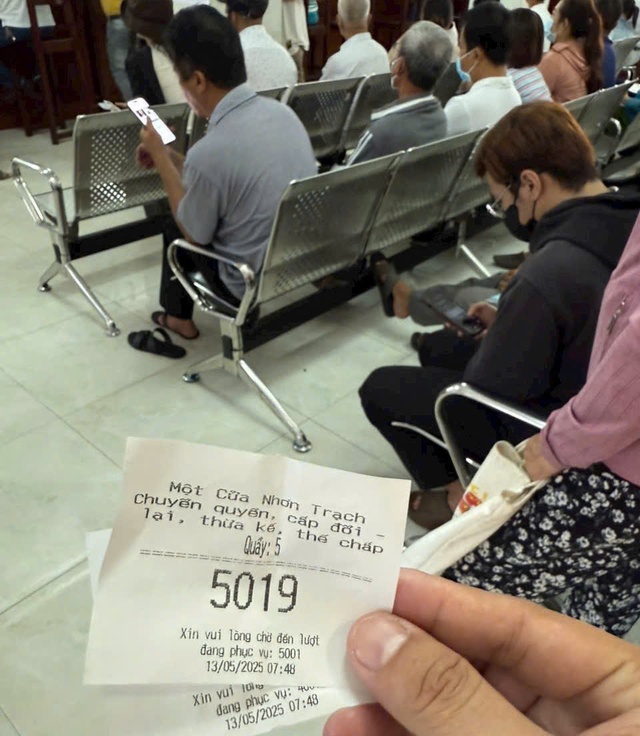 Xếp hàng từ sáng đến chiều mới được giải quyết hồ sơ, đất nền phía Nam chưa hạ nhiệt- Ảnh 4. Xếp hàng từ sáng đến chiều mới được giải quyết hồ sơ, đất nền phía Nam chưa hạ nhiệt- Ảnh 4.