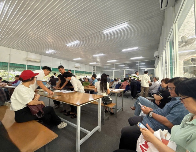 Xếp hàng từ sáng đến chiều mới được giải quyết hồ sơ, đất nền phía Nam chưa hạ nhiệt- Ảnh 1. Xếp hàng từ sáng đến chiều mới được giải quyết hồ sơ, đất nền phía Nam chưa hạ nhiệt- Ảnh 1.