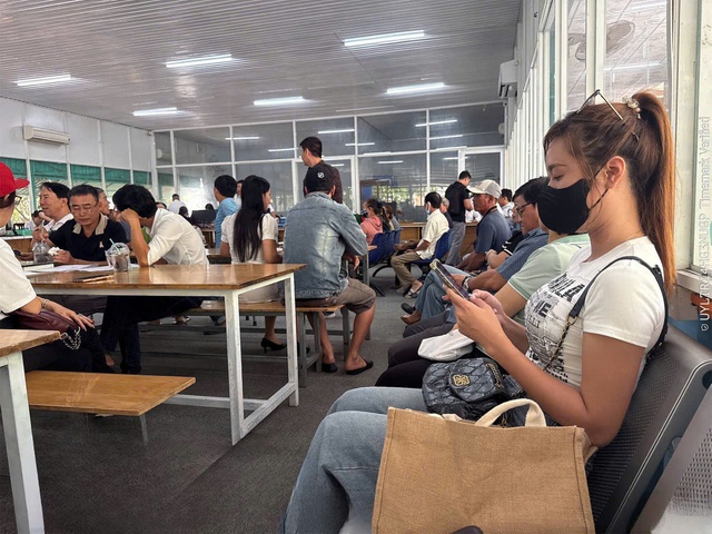 Xếp hàng từ sáng đến chiều mới được giải quyết hồ sơ, đất nền phía Nam chưa hạ nhiệt- Ảnh 2. Xếp hàng từ sáng đến chiều mới được giải quyết hồ sơ, đất nền phía Nam chưa hạ nhiệt- Ảnh 2.