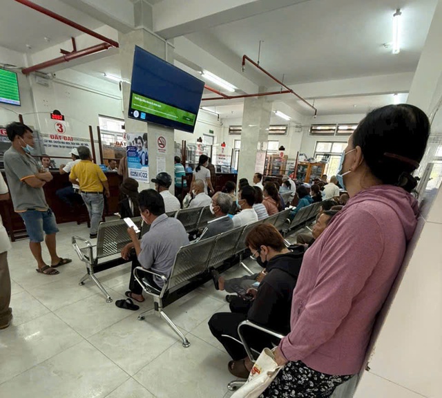 Xếp hàng từ sáng đến chiều mới được giải quyết hồ sơ, đất nền phía Nam chưa hạ nhiệt- Ảnh 3. Xếp hàng từ sáng đến chiều mới được giải quyết hồ sơ, đất nền phía Nam chưa hạ nhiệt- Ảnh 3.