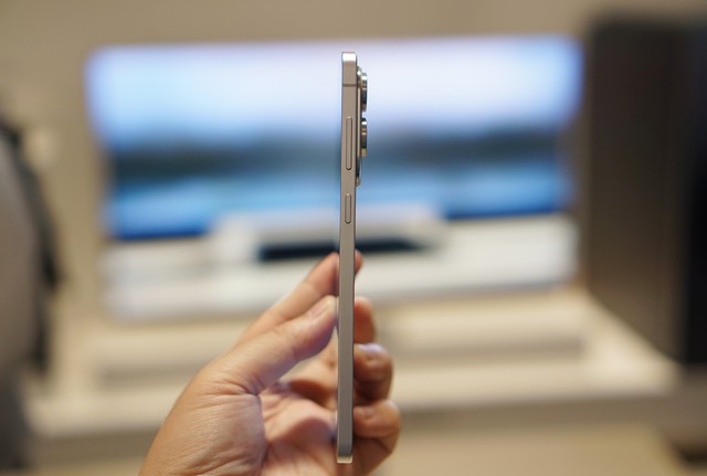 Cận cảnh smartphone mỏng 5,8 mm, giá bán 30 triệu đồng từ Samsung - Ảnh 4.