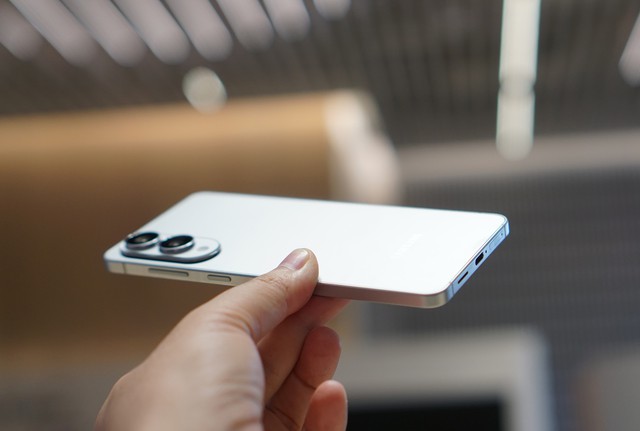 Cận cảnh smartphone mỏng 5,8 mm, giá bán 30 triệu đồng từ Samsung - Ảnh 1.