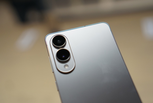 Cận cảnh smartphone mỏng 5,8 mm, giá bán 30 triệu đồng từ Samsung - Ảnh 5.