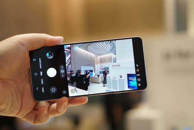 Cận cảnh smartphone mỏng 5,8 mm, giá bán 30 triệu đồng từ Samsung - Ảnh 12.