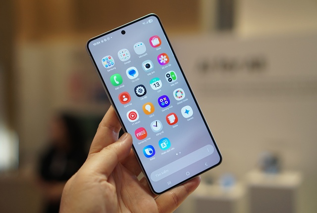 Cận cảnh smartphone mỏng 5,8 mm, giá bán 30 triệu đồng từ Samsung - Ảnh 13.